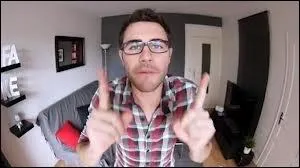 Il dessine et met ses dessins sur un blog. Mais lequel ?