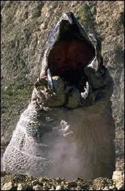 Cette crature qui vit sous la surface de la plante est trs froce. Dans quel film la combat-on ?