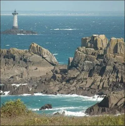 Situe au nord de Cancale, dans son prolongement se trouve le phare de la Pierre-de-Herpin. Cette pointe sert  tracer la ligne de dpart de la   Route du Rhum   ... .