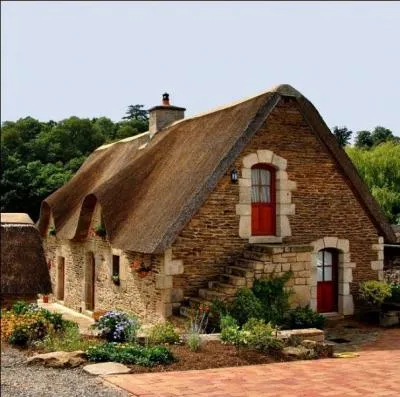 Qu'utilisait-on principalement pour la confection des toits de chaume de ces jolies maisons bretonnes ?