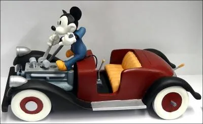 Mais peut-tre prfrez-vous le vrombissement d'une auto, baigne dans l'odeur d'essence et les gaz d'chappement, dans ce cas foncez   Motor city  !