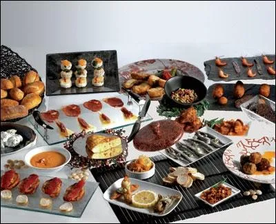 Les oeufs sont un lment essentiel des  tapas . Quel plat traditionnel fait d'oeufs, oignons et pommes de terre, ne manque jamais ?