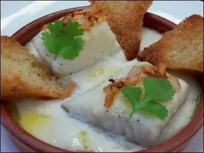 La morue (el bacalao) est un classique, surtout au Pays basque. Quel plat de morue se fait  petit feu, en bougeant doucement la cassolette, jusqu' l'obtention d'une sauce onctueuse ?