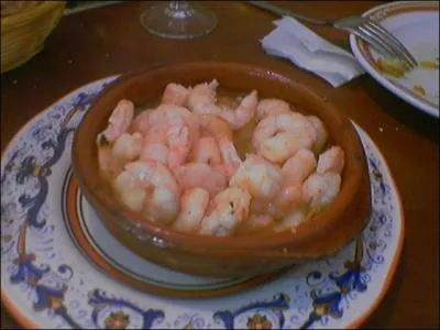 Bien entendu, la mer entoure toute la pninsule et qui dit mer, dit ses fruits ! Quel est ce plat compos de crevettes, d'huile d'olive, de petits piments entiers et d'ail, servi en cassolette ?