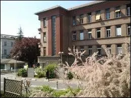 Combien d'h�pitaux de l'Assistance publique des h�pitaux de Paris y a-t-il dans les Hauts-de-Seine ?