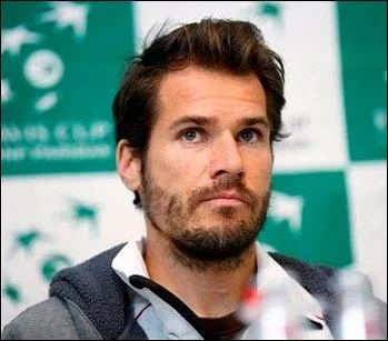 J'ai dbut ma carrire en 1996 et je suis toujours sur les cours,  34 ans. Je n'ai jamais t numro 1 mondial, malgr mon titre de champion olympique  Sydney en 2000, qui suis je ?