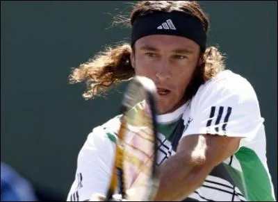 Je suis argentin, et l'on me reconnait facilement grce  mes longs cheveux bruns, je suis ...