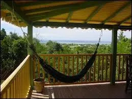 Marie-Galante se trouve près de...