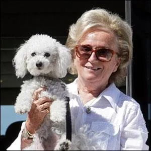 Qui tient firement le terrible Sumo, bichon maltais, qui a du tre confi  une autre famille car il mordait ?