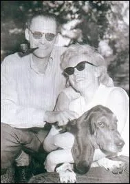 Qui est si souriante, prs de son mari et du chien de ce dernier, le basset Hugo ?