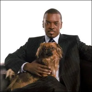 Trs jolie photo d'un artiste comique et de son chien, prnomm Kenzo. Qui est-il ?