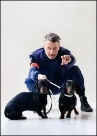 Entour de toutous, un clbre animateur de TV, qui a oeuvr avec succs autant en France qu'en Angleterre. C'est ?