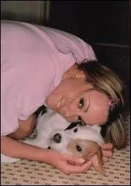 Qui est cette superstar de la chanson qui caline ainsi Jack, le Jack Russell ?