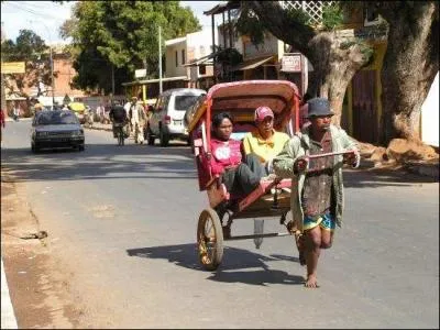 Quelle ville est surnomme  ville d'eau  ?