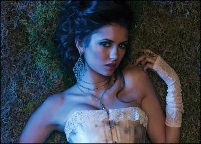 Elena est le sosie de :