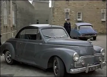 Un cabriolet 203 Peugeot conduit par un   taulard   vad et accompagn de son avocat, durant la priode agite de mai 68 ... .