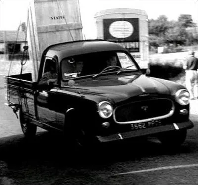 Mission prilleuse pour Francis Lagneau agent secret, dit   Petit marquis    bord d'une camionnette Peugeot ... .