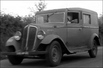 Retour  l'Hospice de Gouyette pour trois amis farceurs, Baptiste, Jean-Marie et Blaise en fourgonnette Renault ... .