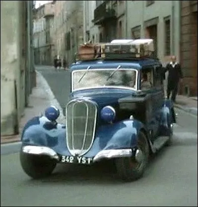 Juin 44  Montauban, le docteur Dandieu croit conduire en  Chenard & Walker  sa famille en scurit dans sa proprit familiale ... .