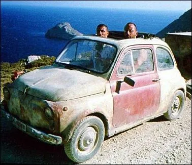La mythique et toujours jeune Fiat 500 d'Enzo Molinari dans le film ... .