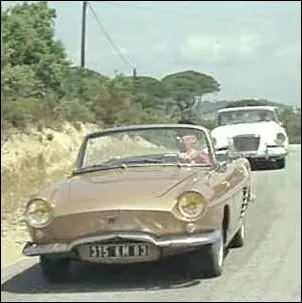 Au volant d'une Renault Floride, Ludovic Cruchot traque discrtement les chauffards ... .