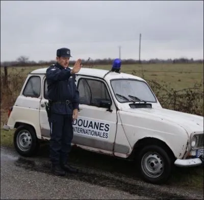 Mathias Ducatel et son co-quipier Ruben Vandervoorde sillonnent les routes de campagne frontalires  bord d'une   4L   ... .