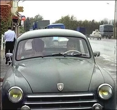 La frgate Renault de Clment Tibre , physicien franais pris en chasse par le KGB... .