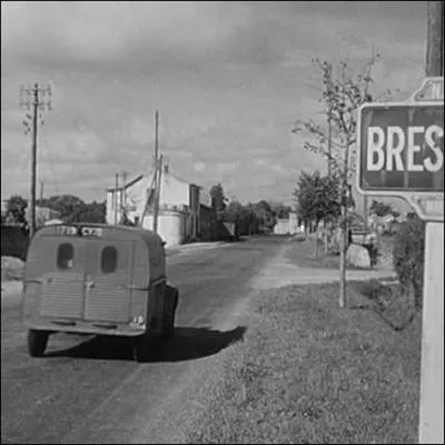Une   2 cv fourgonnette   filant vers le chef-lieu des Deux-Svres avec  son bord une malle fort encombrante ... .