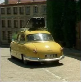 Dans les annes 1950, Jacques, un instituteur de province, se rend en famille dans cette Panhard, dans la petite ville o il a vcu la priode de l'occupation pour y faire un numro de clown ... .