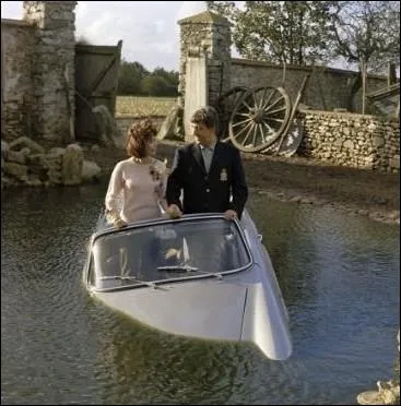 Goubi,  fada  du petit village de Jaligny dans l'Allier, rve de dcouvrir Paris. Retour mouvement au pays en Renault Caravelle avec sa fiance  La fleur  rencontre dans la capitale ... .