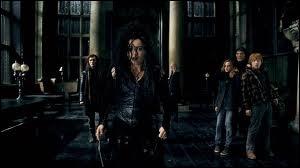 Dans  Harry Potter et les Reliques de la Mort  (partie 1), qu'écrit Bellatrix Lestrange sur son bras ?