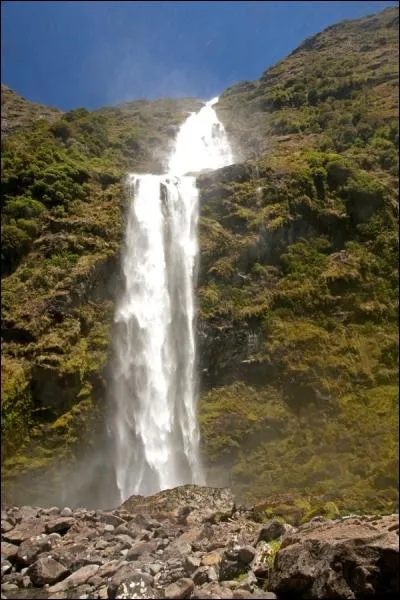 Et que diriez-vous d'aller prendre une petite douche aux  Sutherland falls , au pays des Maoris ?