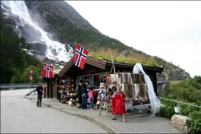 Langfoss cascade est une merveille de la nature des habitants ce pays, dont les anctres Vikings partaient conqurir le monde, sous l'oeil triomphant d'Odin !