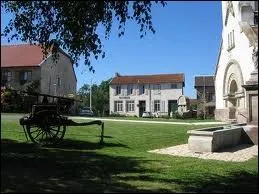 Nous ne sommes pas en Suisse mais bien en Meurthe-et-Moselle car je vous emmne  Montreux. Comment nomme-t-on les habitants de ce petit village ?