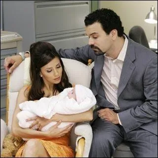 Dans la saison 2, Carlos et Gabrielle Solis adoptent un bb. Ils perdent finalement ce bb. Pourquoi ?