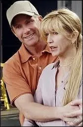 Dans la saison 3, par qui Lynette se laisse t-elle sduire alors qu'elle est marie  Tom ?