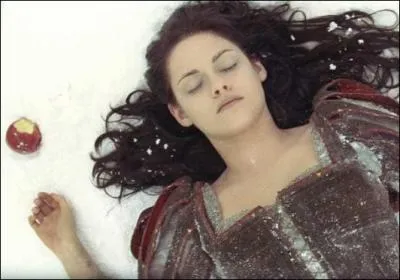 Dans le film  Blanche-Neige et le Chasseur , qui incarne-t-elle ?