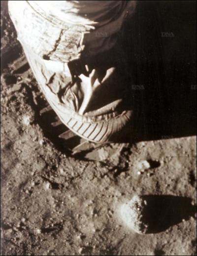 L'empreinte de pied de Neil Armstrong est trop visible, mais...