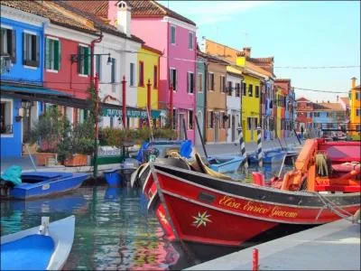 Complétez : « Quand nous avons la pluie des îles (... ), la ville (... ) son odeur.