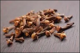 Orthographe et accords : Les femmes mettaient des clous de (... ) dans les (... ) à linge.