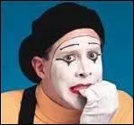 L'tait un peu plus 'midi quand j'ai pu monter dans l'esse. J'monte donc, j'paye ma place comme bien entendu et voiltipas qu'alors j'remarque un zozo avec un cou qu'on aurait dit un tlescope.