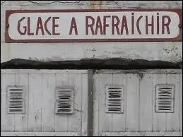 Martin dit qu'il n'aime pas la robe que porte sa femme et il (a ajout) en plus que ses souliers ne sont pas lgants.