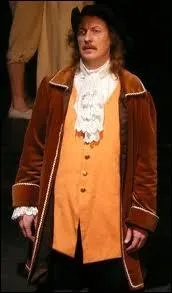 Homme stupide et superficiel.