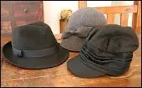 Terme familier qui dsigne un chapeau.