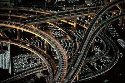Quelle caractristique de la mgalopole japonaise est inexacte ? (Photo : les infrastructures autoroutires de la banlieue de Tokyo, photo Yann Artus-Bertrand)