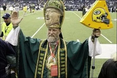 Qui est-ce qui boit de la bire, qui croit au miracle, et qui repart du ?