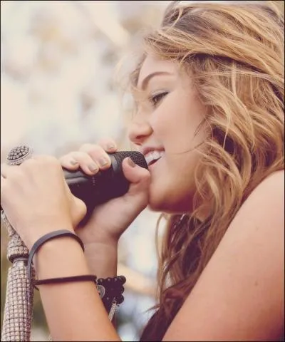 Dans la chanson  See You Again , elle fait rfrence  Mandy Jiroux, sa meilleure amie.