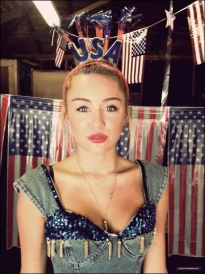 Elle a fait changer le nom du personnage principal de  Hannah Montana .