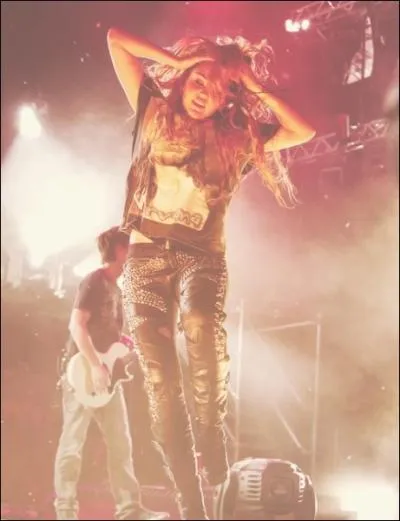 La chanson qu'elle a crite,  Bottom Of The Ocean , tait ddie  ses poissons morts, Lyric et Melody.