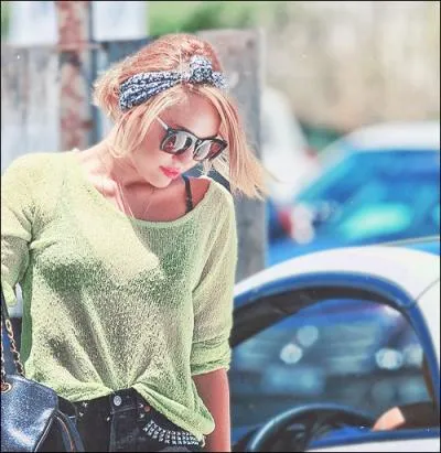 Son style vestimentaire correspond aux annes 70.